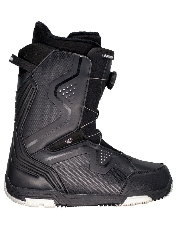 Snowboard Boots Strong Black Atop Speed Lacing